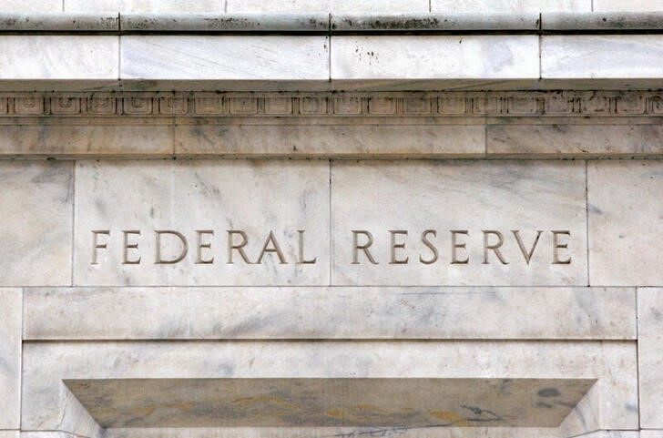 Pausa de la Fed en aumentos de tasas se tambalea tras robustos datos de EEUU