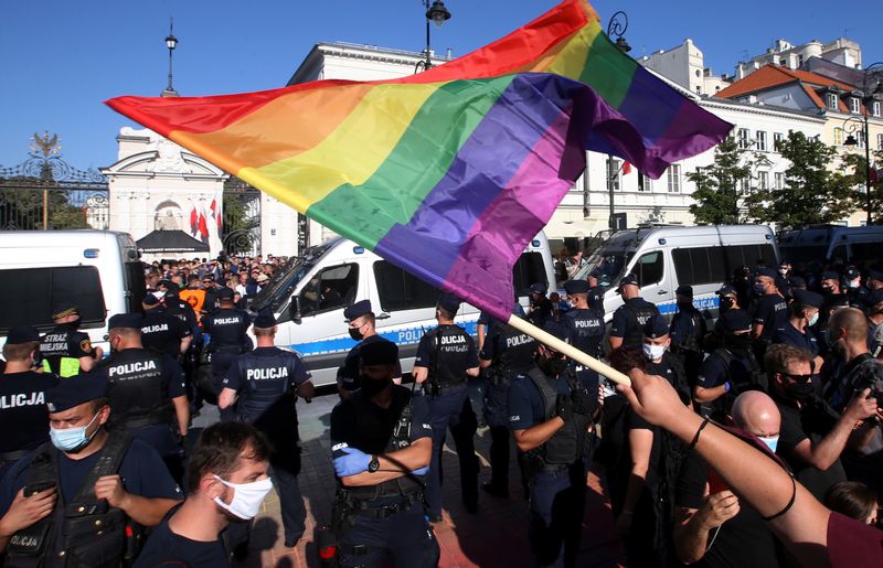 &copy; Reuters. FOTO DE ARCHIVO. Un manifestante a favor de los derechos LGBTQ+ ondea una bandera arcoíris mientras nacionalistas polacos se reúnen para protestar contra lo que llaman "agresión LGBT" a la sociedad polaca, en Varsovia, Polonia. 16 de agosto de 2020. Ku