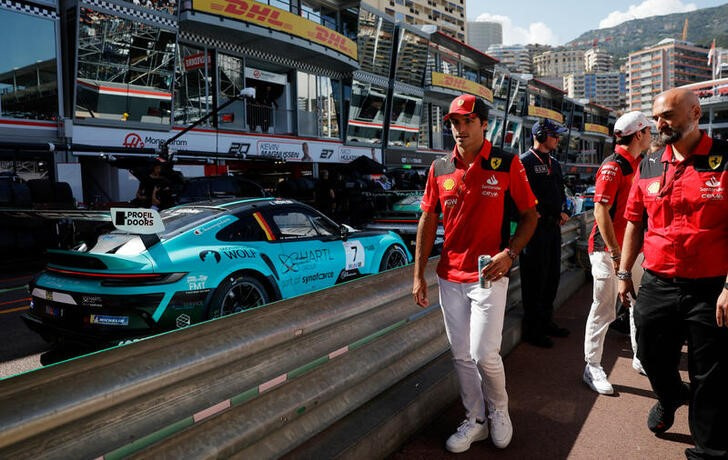 &copy; Reuters. El piloto español de Ferrari Carlos Sainz camina por el circuito de Mónaco antes del comienzo de las prácticas. 25 mayo 2023. REUTERS/Piroschka Van De Wouw
