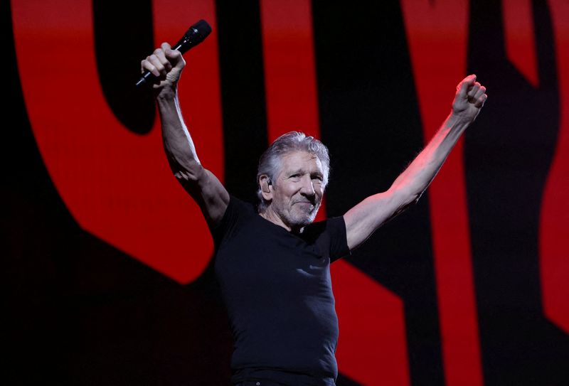 &copy; Reuters. FOTO DE ARCHIVO. El cofundador de Pink Floyd, Roger Waters, se presenta durante su gira This Is Not a Drill en Crypto.com Arena en Los Ángeles, EEUU