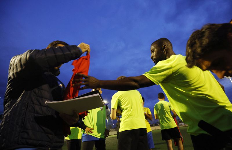 &copy; Reuters. Jogadores do clube espanhol AE Ramassa durante treinamento da equipe em Les Franqueses del Valle, na Espanha
25/05/2023 REUTERS/Albert Gea