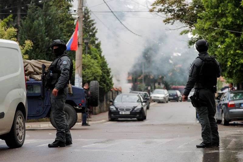 &copy; Reuters. La police monte la garde après des affrontements entre la police du Kosovo et des manifestants serbes dans la ville de Zvecan, au Kosovo. /Photo prise le 26 mai 2023/REUTERS/Valdrin Xhemaj 
