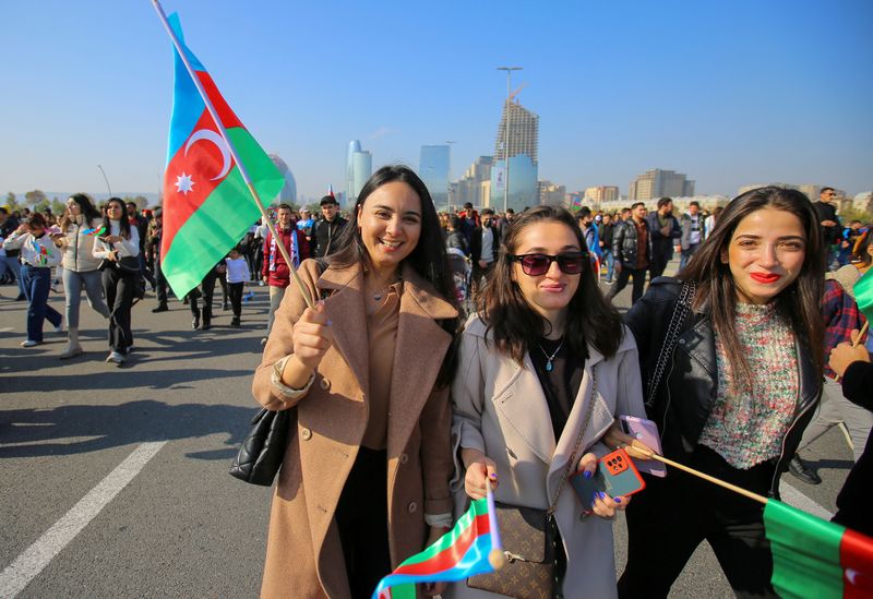 &copy; Reuters. Des personnes participent à une marche pour marquer l'anniversaire de la fin du du dernier conflit militaire dans le territoire du Haut-Karabakh entre l'Azerbaïdjan et l'Arménie. /Photo prise le 8 novembre 2021/REUTERS/Aziz Karimov