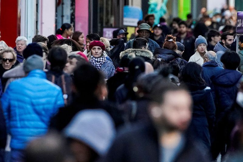 &copy; Reuters. Des gens marchent dans une rue de New York. /Photo prise le 14 novembre 2022/REUTERS/Eduardo Munoz