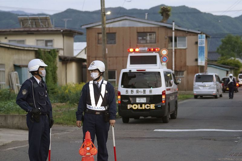 © Reuters. Policiais ficam perto da cena de um incidente de esfaqueamento e tiroteio em Nakano, Japão
25/05/2023
 Kyodo via REUTERS
