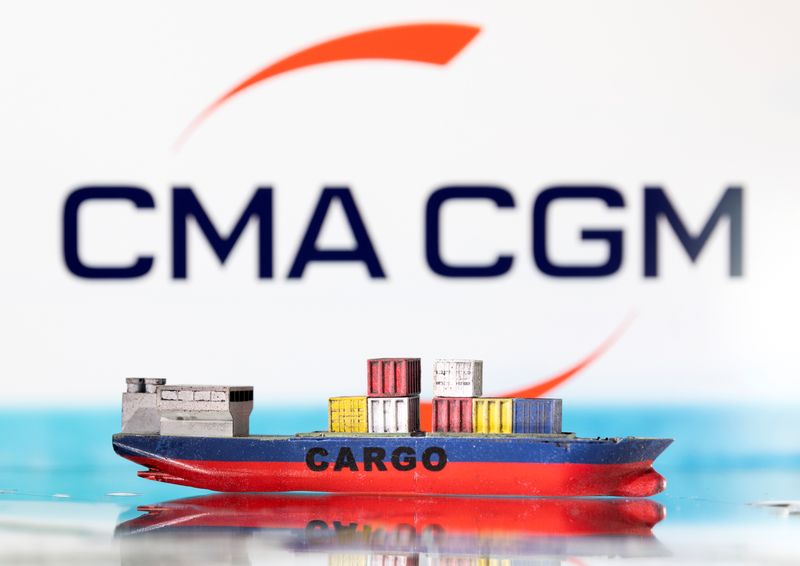 &copy; Reuters. Photo d'illustration d'un modèle de bateau cargo devant le logo de CMA CGM. /Photo d'archives/REUTERS/mars 2022. REUTERS/Dado Ruvic/Illustration 