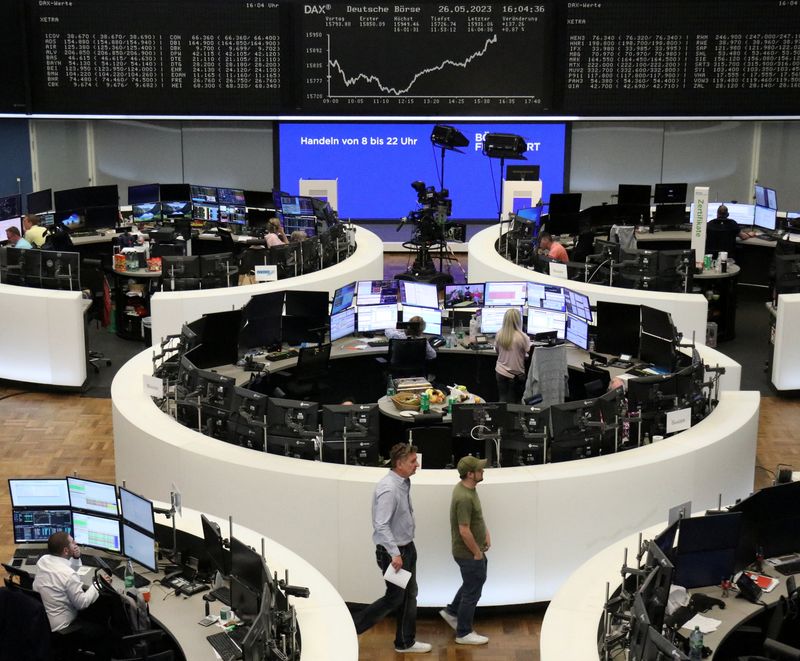&copy; Reuters. شاشات تعرض بيانات من مؤشر داكس الألماني في بورصة فرانكفورت يوم الجمعة. تصوير رويترز.