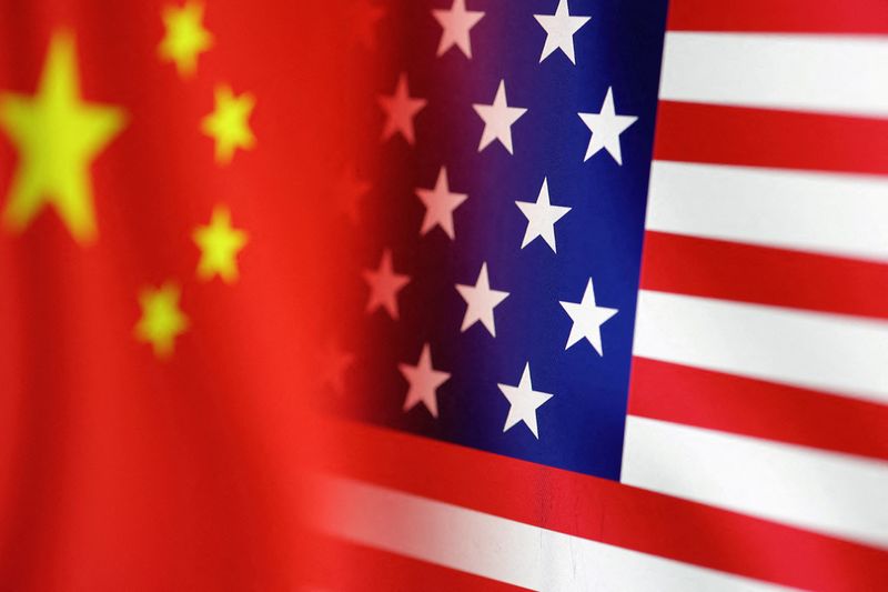 © Reuters. FILE PHOTO: U.S. and Chinese flags are seen in this illustration taken, January 30, 2023. REUTERS/Dado Ruvic/Illustration
