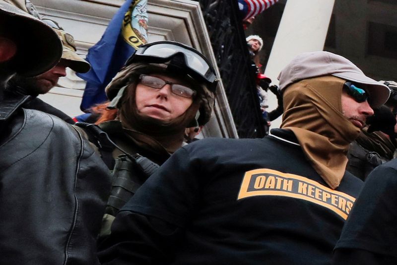 &copy; Reuters. Membros do grupo norte-americano de extrema direita Oath Keepers durante ataque ao Capitólio dos EUA em 6 de janeiro de 2021
06/01/2021 REUTERS/Jim Bourg