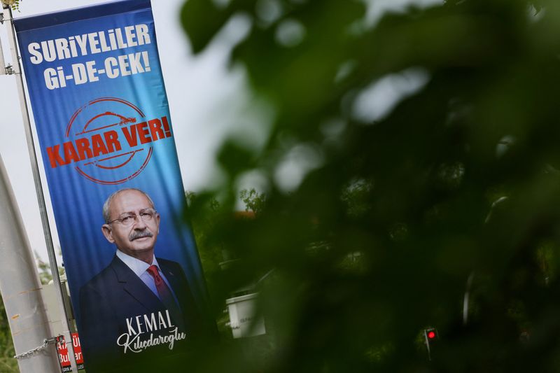 &copy; Reuters. ملصق دعائي لمرشح المعارضة التركية كمال كليتشدار أوغلو في أنقرة يوم الجمعة. تصوير: إيف هيرمان - رويترز. 