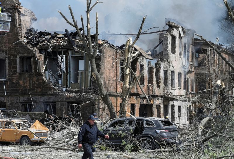 &copy; Reuters. Equipes de resgate trabalham em local de clínica fortemente destruída por ataque de míssil russo, em Dnipro, Ucrânia
26/05/2023
REUTERS/Mykola Synelnykov 