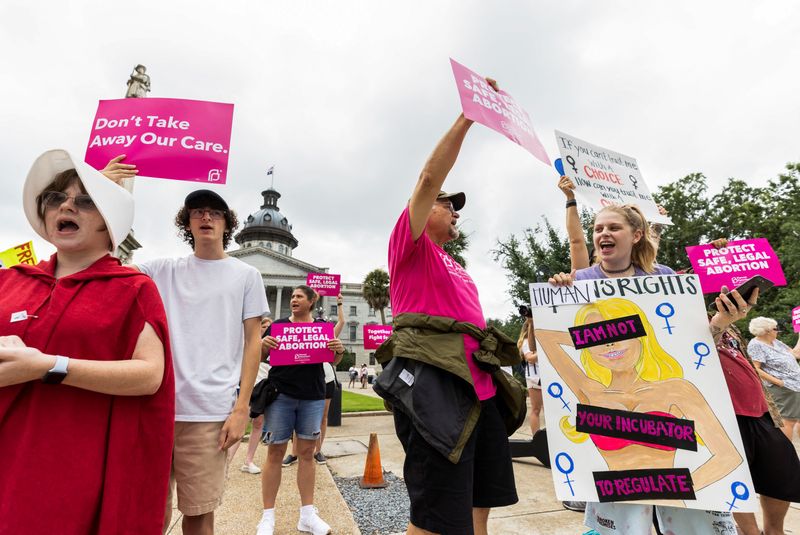 © Reuters. FILE PHOTO: Protesters gather outside the South Carolina House as members debate a new near-total ban on abortion with no exceptions for pregnancies caused by rape or incest at the state legislature in Columbia, South Carolina, U.S. August 30, 2022.  REUTERS/Sam Wolfe