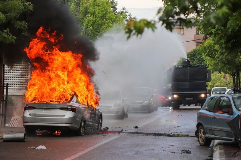 &copy; Reuters. Confrontos entre a polícia do Kosovo e manifestantes étnicos sérvios na cidade de Zvecan, Kosovo
26/05/2023
REUTERS/Miodrag Draskic