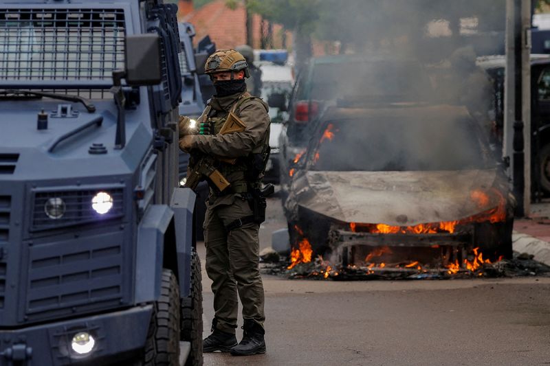 © Reuters. Confrontos entre a polícia do Kosovo e manifestantes étnicos sérvios na cidade de Zvecan
26/05/2023
REUTERS/Valdrin Xhemaj