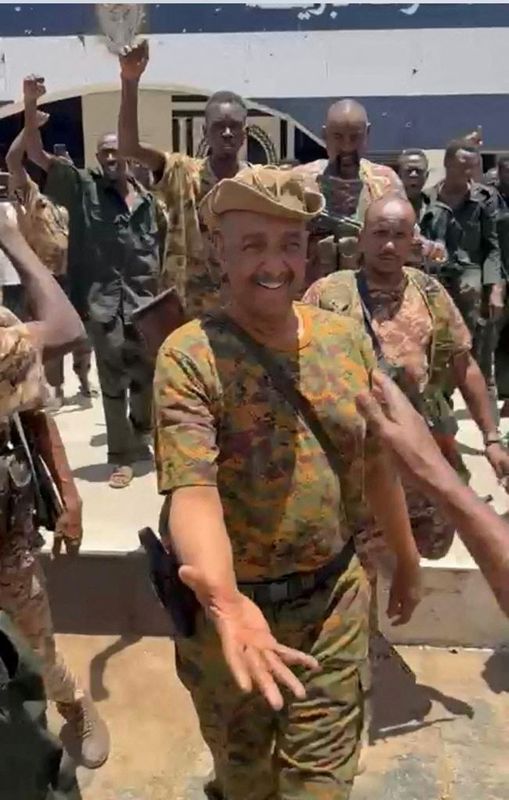 &copy; Reuters. رئيس مجلس السيادة الفريق أول ركن عبد الفتاح البرهان في مقر للجيش بالخرطوم في صورة من شريط مصور بتاريخ 17 مايو أيار 2023. صورة من الجيش السوداني 