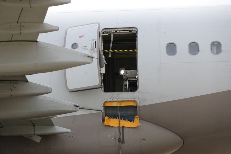 &copy; Reuters. Avião Airbus A321 da Asiana Airlines que teve porta aberta em pleno voo por passageiro no aeroporto de Daegu
26/05/2023
Yonhap via REUTERS 