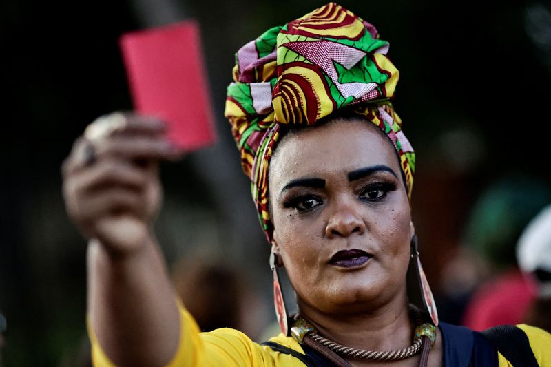 &copy; Reuters. Integrante do Movimento Frente Feminina Negra de Brasília Margareth Rose participa de ato em solidariedade ao jogador do Real Madrid Vinicius Jr. em frente a representação diplomática da Espanha em Brasília
25/05/2023
REUTERS/Ueslei Marcelino