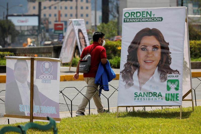 &copy; Reuters. Cartazes de candidatos durante início da campanha presidencial na Guatemala
27/3/2023 REUTERS/Luis Echeverría