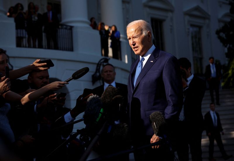 © Reuters. U.S. President Joe Biden speaks to the media before departing the White House for Camp David, in Washington, U.S., May 26, 2023. REUTERS/Evelyn Hockstein