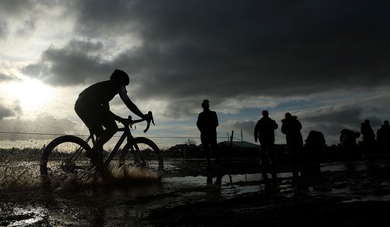 &copy; Reuters. 英国自転車連盟は２６日、トランジェンダー女性の女性カテゴリーへの競技参加を禁止することを発表した。英ミルソープで１月撮影（２０２３年　ロイター/Phil Noble）