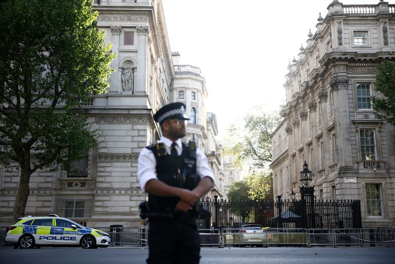 &copy; Reuters. Un policier monte la garde près du site où une voiture a percuté les grilles de Downing Street à Londres, le 25 mai 2023. /REUTERS/Henry Nicholls   