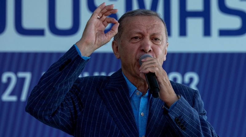 &copy; Reuters. Turkish President Tayyip Erdogan attends a rally, ahead of the May 28 presidential runoff vote, in Istanbul, Turkey May 27, 2023. REUTERS/Umit Bektas