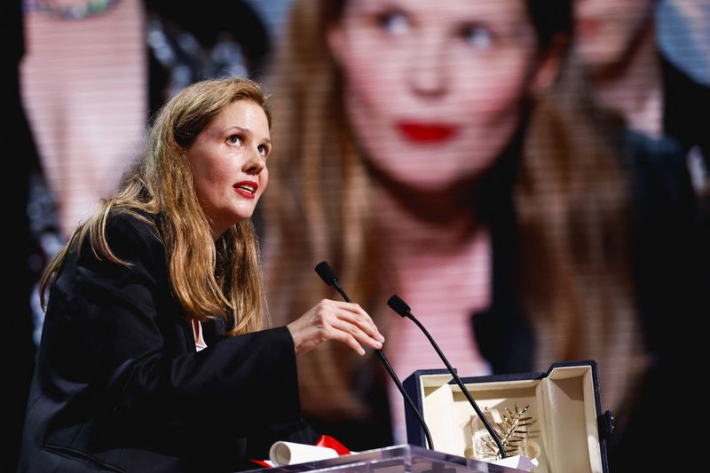 &copy; Reuters. Director Justine Triet, Palme d'Or award winner for the film "Anatomie d'une chute" (Anatomy of a Fall), delivers a speech during the closing ceremony of the 76th Cannes Film Festival in Cannes, France, May 27, 2023. REUTERS/Gonzalo Fuentes