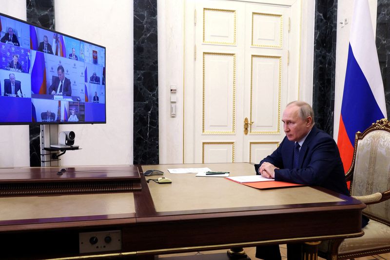&copy; Reuters. FILE PHOTO: Russian President Vladimir Putin chairs a meeting with members of the Security Council via a video link in Moscow, Russia May 26, 2023. Sputnik/Mikhail Klimentyev/Kremlin via REUTERS 