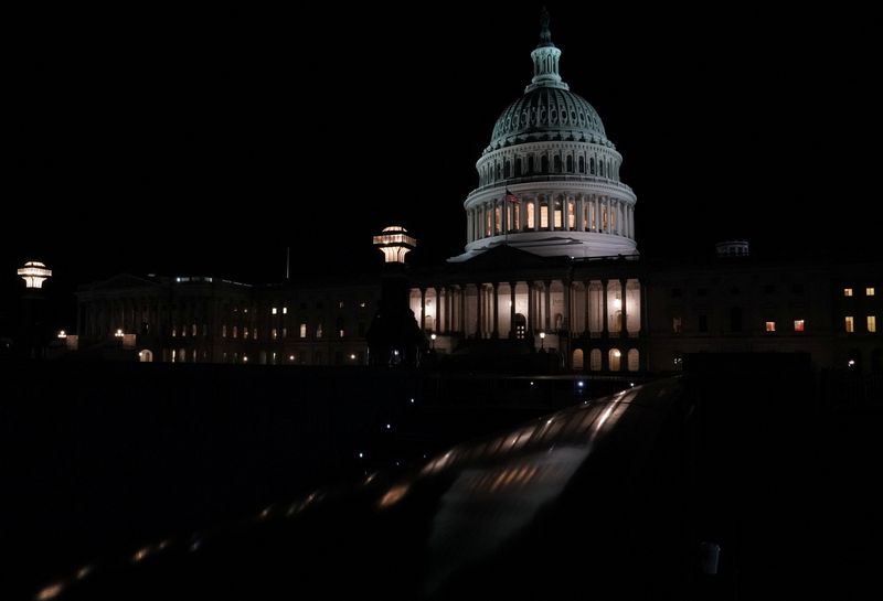 © Reuters. General view of the U.S. Capitol after U.S. House Speaker Kevin McCarthy (R-CA) reached a tentative deal with President Joe Biden to raise the United States' debt ceiling and avoid a catastrophic default, in Washington, U.S. May 27, 2023. REUTERS/Nathan Howard