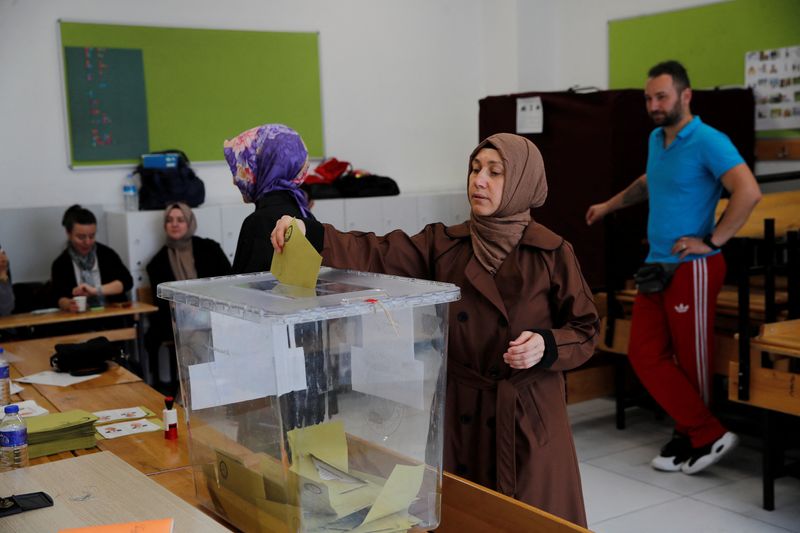&copy; Reuters. Photo d'une personne votant lors du second tour de l'élection présidentielle en Turquie. /Photo prise le 28 mai 2023 à Instanbul, Turquie/REUTERS/Dilara Senkaya