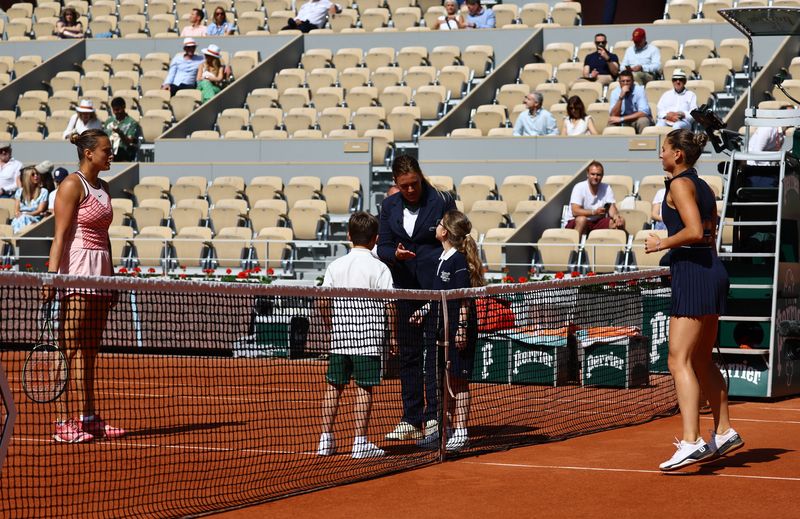 &copy; Reuters. Tennis - French Open - Roland Garros, Paris, France - May 28, 2023 The umpire is seen during the coin toss before the first round match between Belarus' Aryna Sabalenka and Ukraine's Marta Kostyuk REUTERS/Kai Pfaffenbach