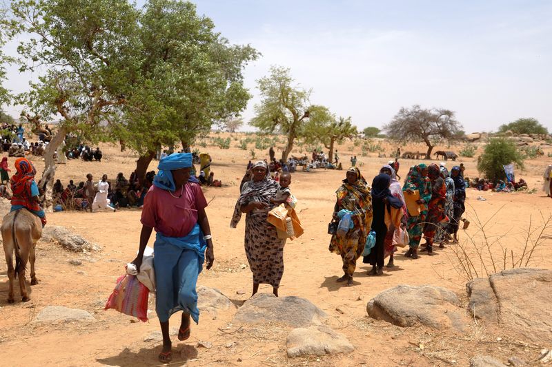 &copy; Reuters. لاجئون سودانيون يصطفون لتلقي المساعدات بالقرب من الحدود بين السودان وتشاد في كفرون يوم التاسع من مايو أيار 2023. تصوير: زهرة بن سمرة - رويترز.
