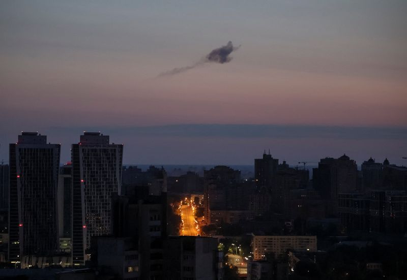 © Reuters. Smoke rises in the sky over the city after a Russian drone strike, amid Russia's attack on Ukraine, in Kyiv, Ukraine May 28, 2023. REUTERS/Gleb Garanich