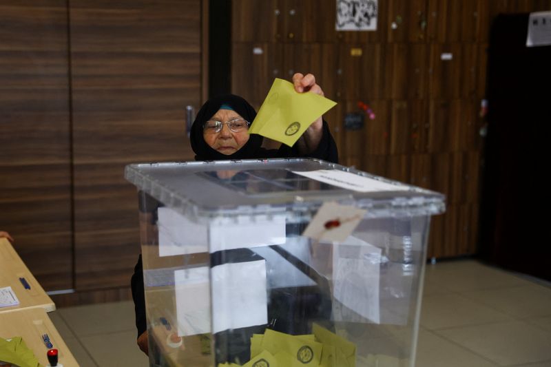 © Reuters. A person votes during the second round of the presidential election in Istanbul, Turkey May 28, 2023. REUTERS/Hannah McKay