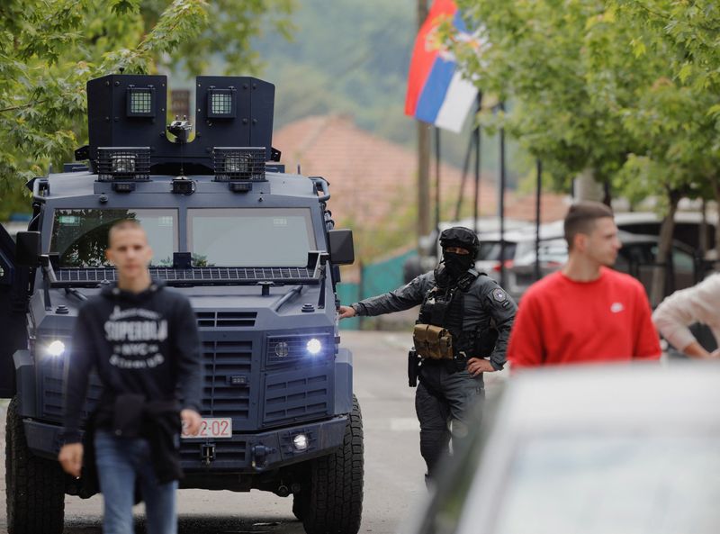 © Reuters. Kosovo special police forces guard the municipal offices in Zvecan after Serb protestors prevent a newly elected ethnic Albanian mayor from entering the office in Zvecan, Kosovo, May 27, 2023.REUTERS/Ognen Teofilovski