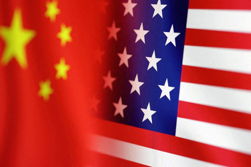&copy; Reuters. العلمان الصيني والأمريكي في صورة توضيحية التُقطت يوم 30 يناير كانون الثاني 2023. تصوير: دادو روفيتش - رويترز.