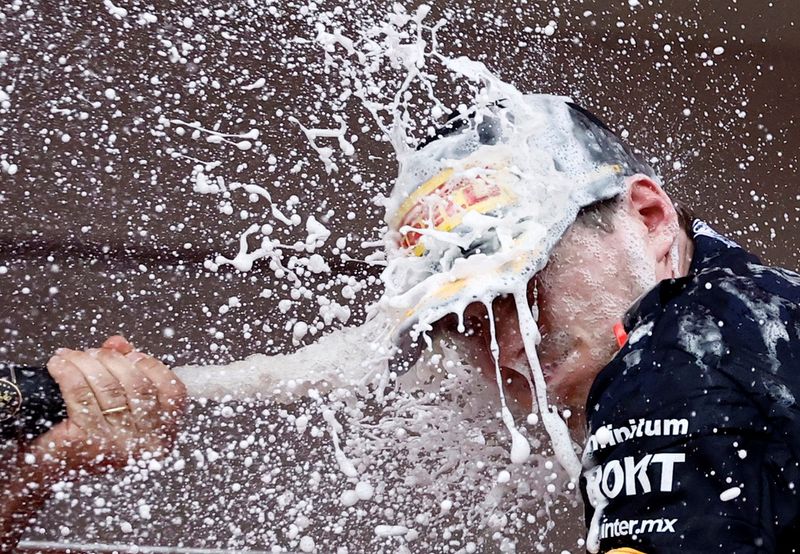 &copy; Reuters. Fórmula Uno F1 - Gran Premio de Mónaco - Circuito de Mónaco, Monte Carlo, Mónaco - 28 de mayo de 2023. Max Verstappen de Red Bull celebra con champange en el podio después de ganar el Gran Premio de Mónaco. REUTERS/Stephane Mahe   