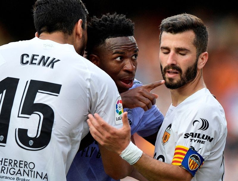 &copy; Reuters. O atacante Vini Jr., do Real Madrid, entre jogadores do Valencia, após ser vítima de racismo de torcedores
21/05/2023
REUTERS/Pablo Morano