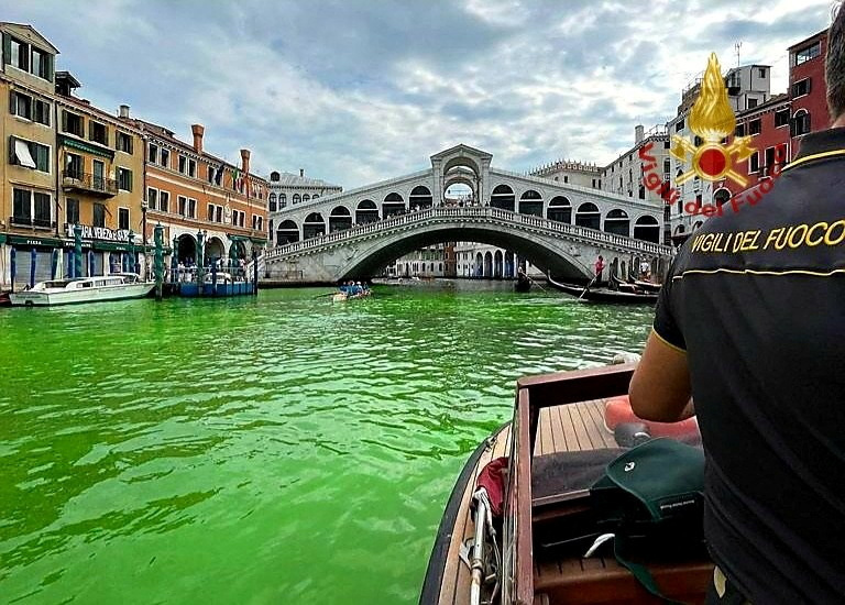 &copy; Reuters. مياه تتحول إلى اللون الأخضر بالقرب من جسر ريتالو في البندقية بإيطاليا يوم الاحد في صورة حصلت عليها رويترز من إدارة الإطفاء في إيطاليا. يحظر 