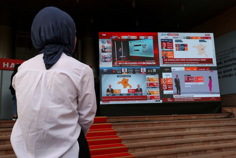 &copy; Reuters. A woman watches the news on a big screen on the day of the second round of the presidential election in Ankara, Turkey May 28, 2023. REUTERS/Yves Herman