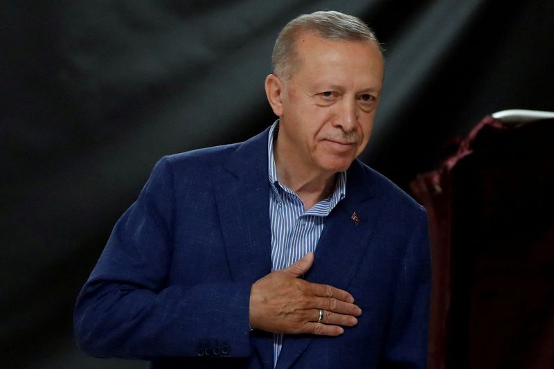 &copy; Reuters. الرئيس التركي رجب طيب أردوغان خلال الإدلاء بصوته في جولة إعادة الانتخابات الرئاسية في أسطنبول يوم الأحد. تصوير: مراد سيزار - رويترز.