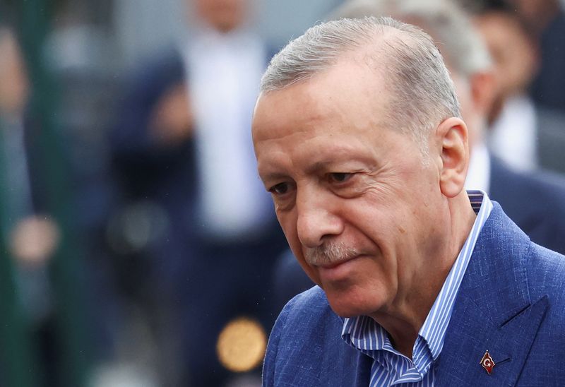 &copy; Reuters. الرئيس التركي رجب طيب أردوغان أثناء تحية أنصاره خارج مركز اقتراع خلال جولة الإعادة في الانتخابات الرئاسية بإسطنبول يوم الأحد. تصوير: هانا م