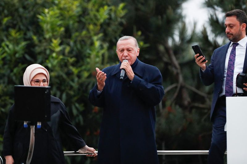 &copy; Reuters. الرئيس التركي رجب طيب أردوغان يخاطب أنصاره بعد النتائج الأولية لجولة الإعادة للانتخابات الرئاسية في إسطنبول يوم الأحد. تصوير: مراد سيزار – 