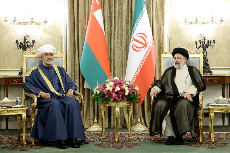 © Reuters. الرئيس الإيراني إبراهيم رئيسي يلتقي سلطان عمان هيثم بن طارق آل سعيد في طهران يوم الأحد. صورة لرويترز من الرئاسة الإيرانية.