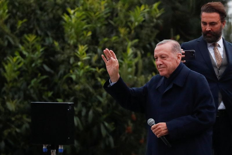 © Reuters. الرئيس التركي رجب طيب أردوغان يخاطب مؤيديه فور ظهور النتائج الأولية لجولة إعادة الانتخابات الرئاسية في إسطنبول يوم الأحد. تصوير: مراد سيزار - رويترز.