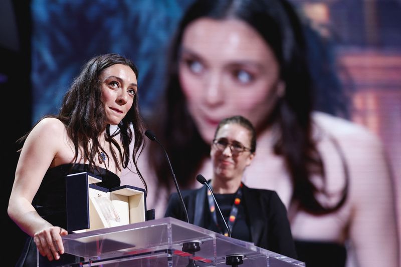 &copy; Reuters. FILE PHOTO: Merve Dizdar, Best Actress award winner for her role in the film "Kuru Otlar Ustune" (About Dry Grasses - Les herbes seches), delivers a speech during the closing ceremony of the 76th Cannes Film Festival in Cannes, France, May 27, 2023. REUTE