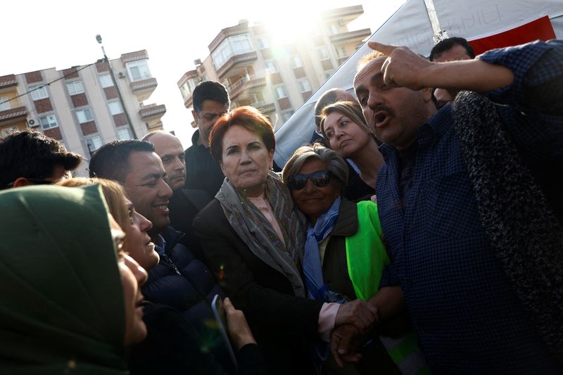 &copy; Reuters. ميرال أكشينار زعيمة الحزب الصالح التركي خلال زيارتها للناجين من الزلزال خارج إسكندرون بتركيا يوم 11 مارس آذار 2023. تصوير: سوزان بيرا - رويترز.