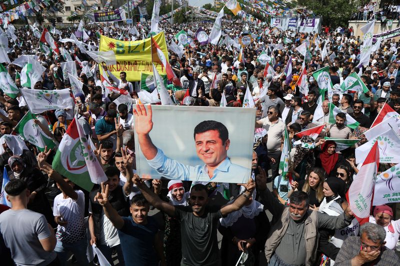 &copy; Reuters. أحد أنصار حزب اليسار الأخضر الكردي يرفع صورة لصلاح الدين دمرداش، الزعيم السابق لحزب الشعوب الديمقراطي المؤيد للأكراد، خلال مسيرة في دياربك