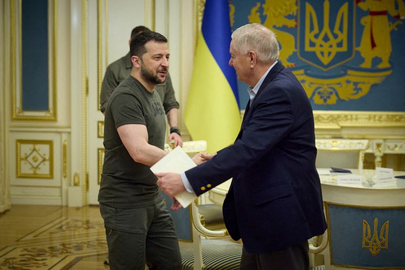 © Reuters. FILE PHOTO: Ukraine's President Volodymyr Zelenskiy welcomes U.S. Senator Lindsey Graham (R-SC) before their meeting, amid Russia's attack on Ukraine, in Kyiv, Ukraine May 26, 2023. Ukrainian Presidential Press Service/Handout via REUTERS