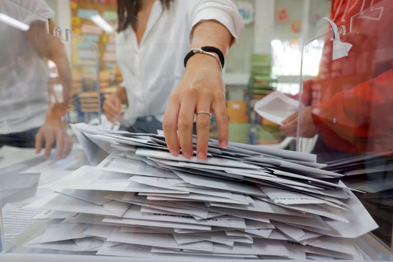 © Reuters. Members of an electoral table count the ballots of the local elections, in Ronda, southern Spain, May 28, 2023. REUTERS/Jon Nazca